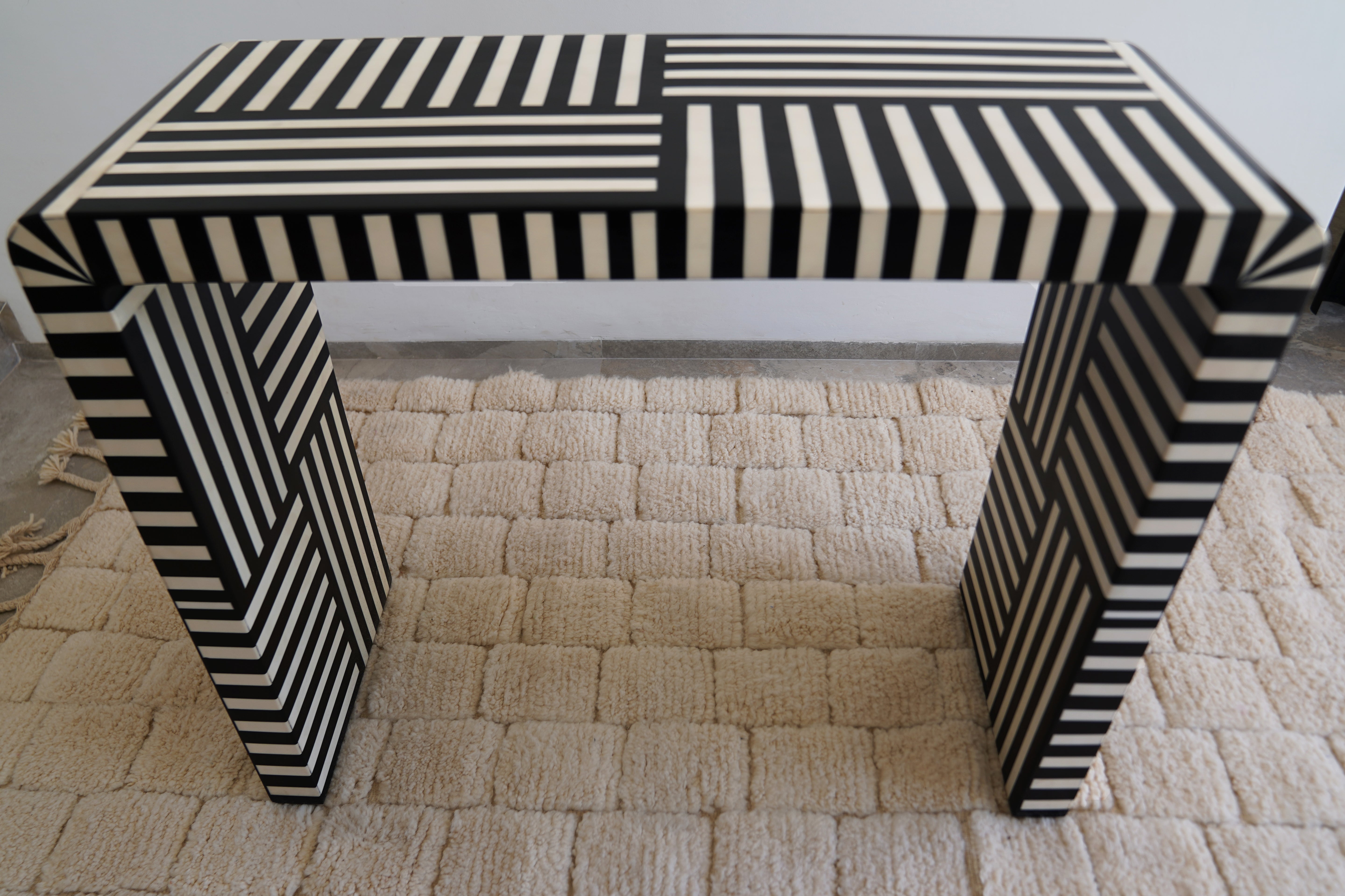 ADRA - Console en résine noir et blanche