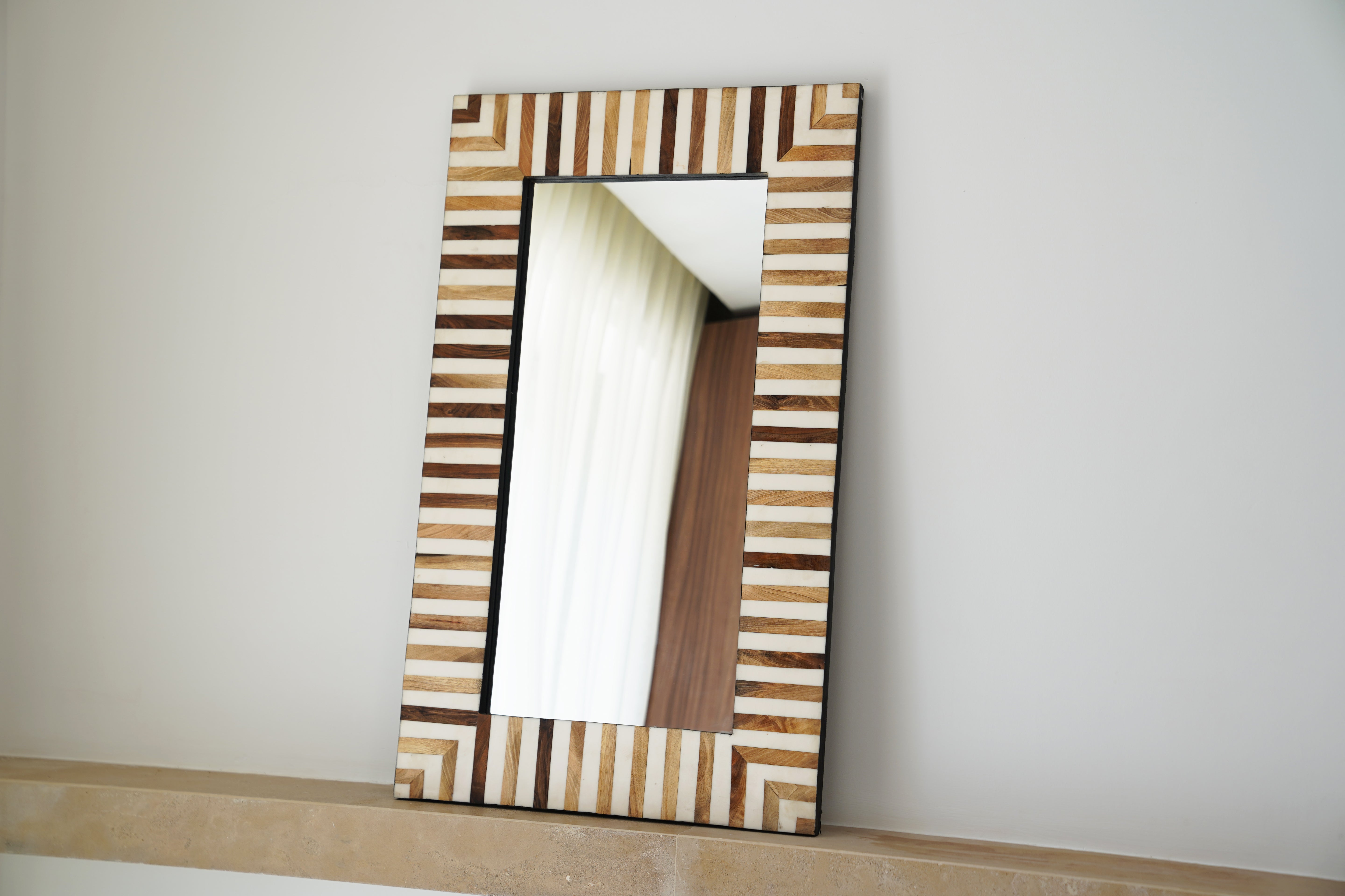 LUNA - Miroir en résine et bois de noyer